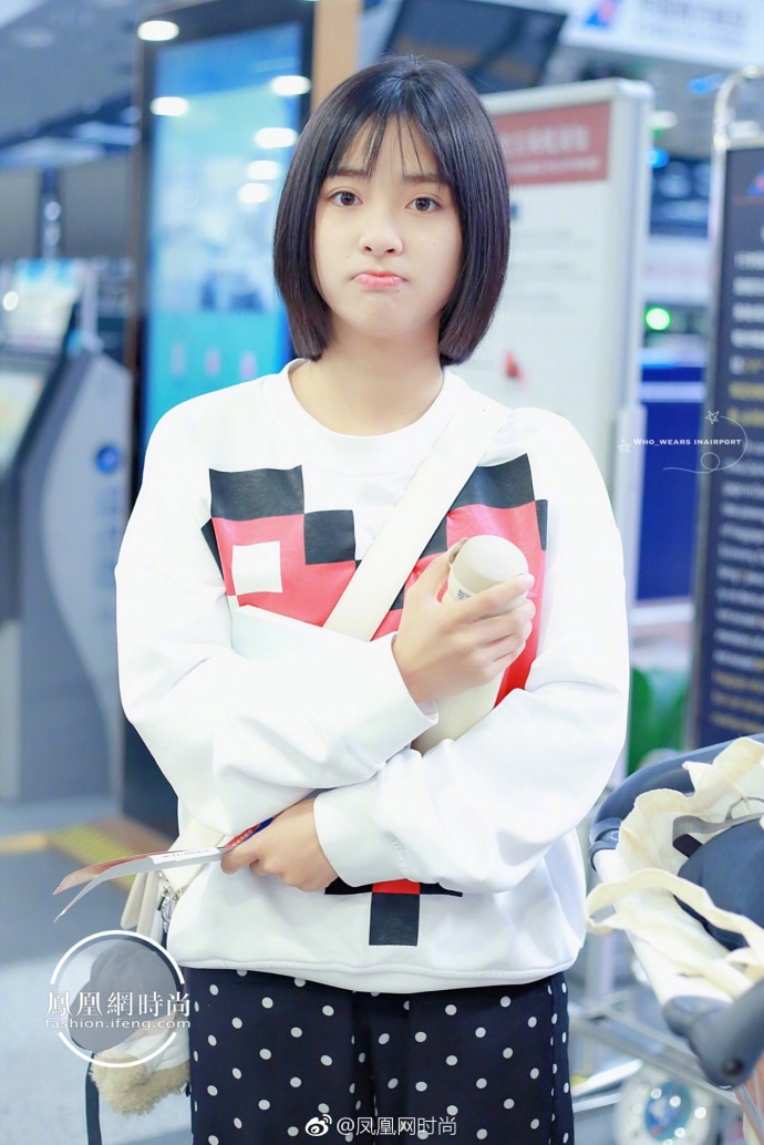 湖南美女明星沈月清新少女范现身机场时尚街拍 5