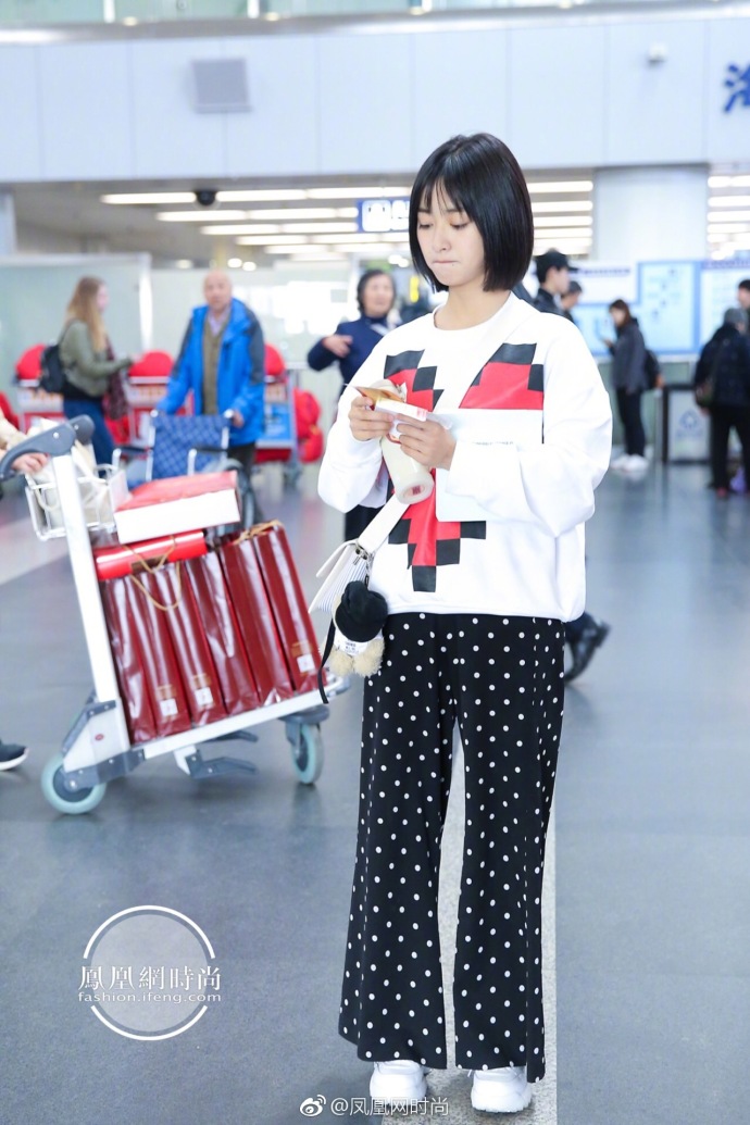 湖南美女明星沈月清新少女范现身机场时尚街拍 7