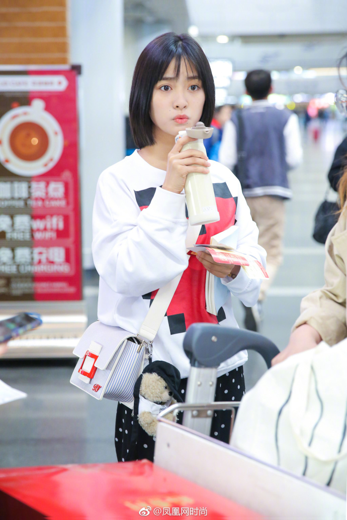 湖南美女明星沈月清新少女范现身机场时尚街拍 9