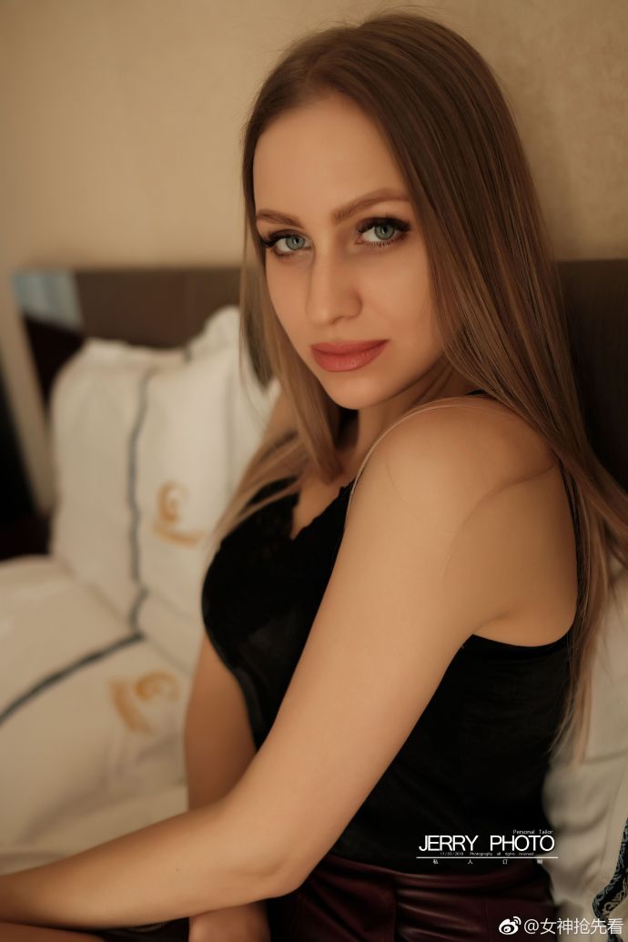乌克兰美女模特红色皮裙性感写真 3
