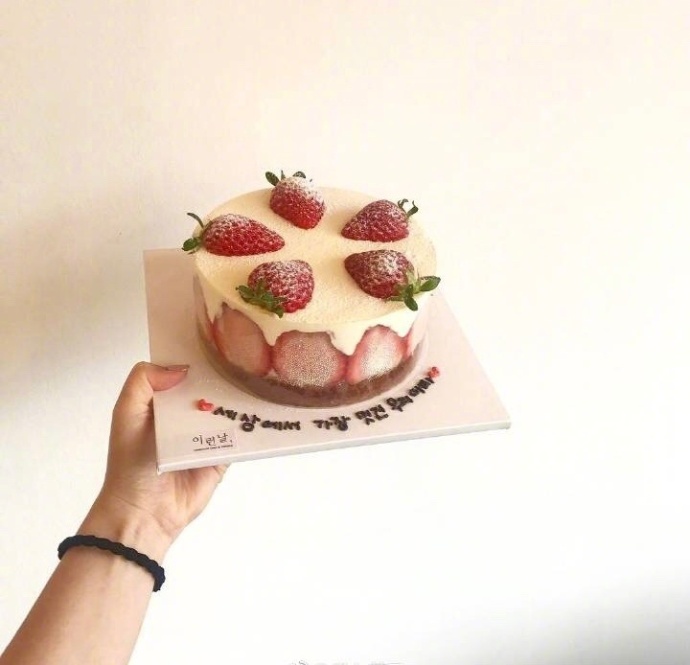 小巧好吃的草莓蛋糕图片