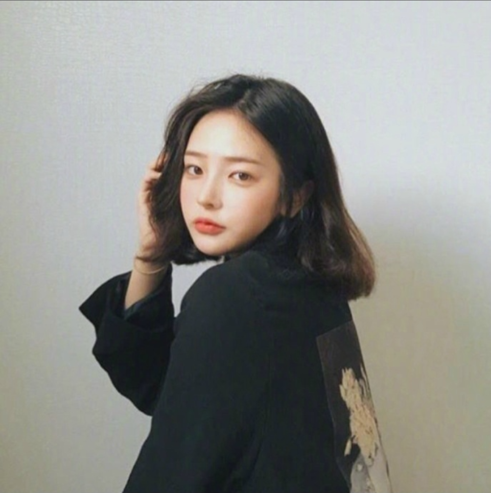 什么脸型都适用的慵懒的微卷短发发型美女自拍