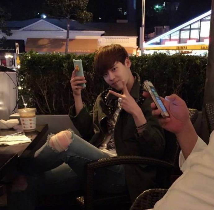 韩国男明星帅哥李钟硕居家图片_女朋友视角下的 2