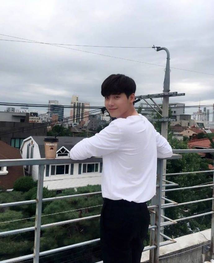 韩国男明星帅哥李钟硕居家图片_女朋友视角下的 4