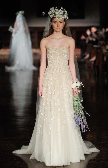 Reem Acra Bridal Spring 2019戴花冠的新娘婚纱礼服图片