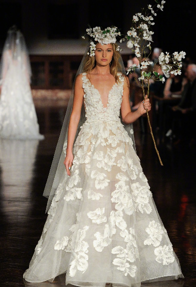 Reem Acra Bridal Spring 2019戴花冠的新娘婚纱礼服图片 9