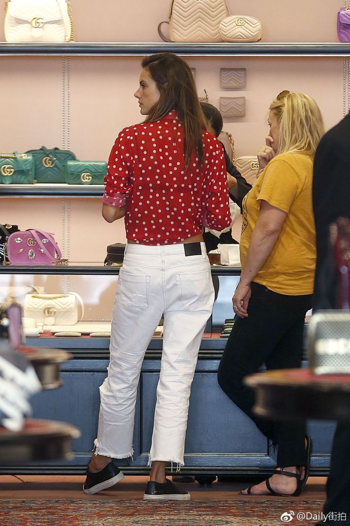 巴西超模Alessandra Ambrosio贝弗利山Gucci店铺购物街