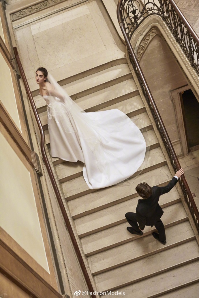 Carolina Herrera Bridal Spring 2019俯视你的嫁衣图片