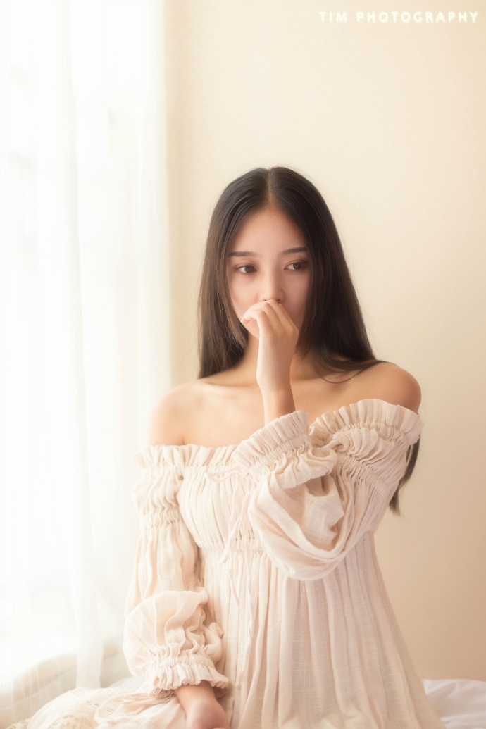 清纯美女白色裸肩连衣裙女神范写真 3