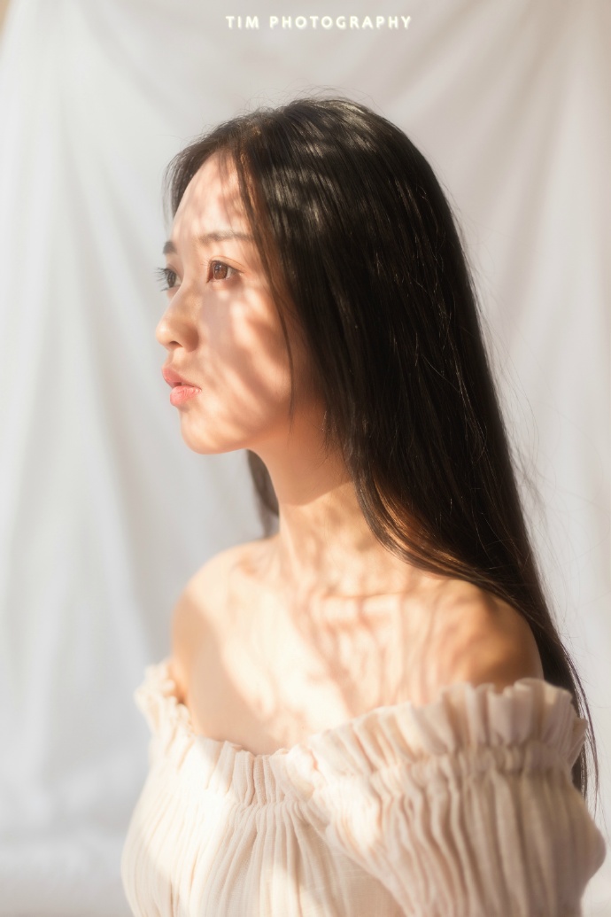 清纯美女白色裸肩连衣裙女神范写真 5