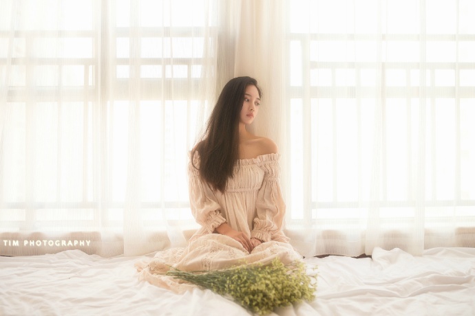 清纯美女白色裸肩连衣裙女神范写真 7