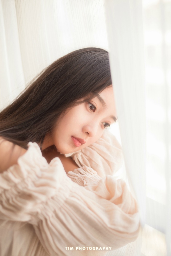 清纯美女白色裸肩连衣裙女神范写真 8