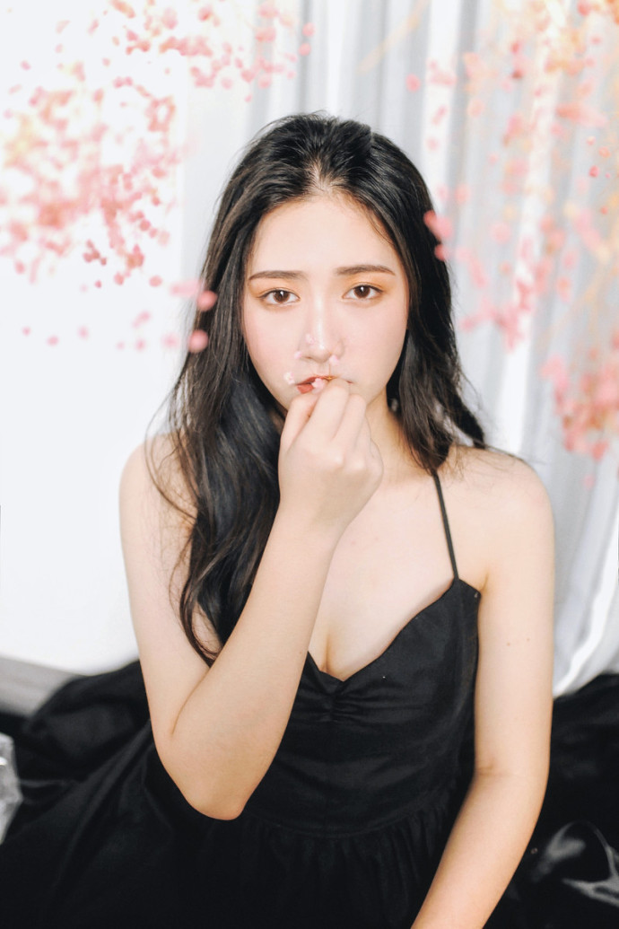 成熟美女黑色吊带裙小露性感图片
