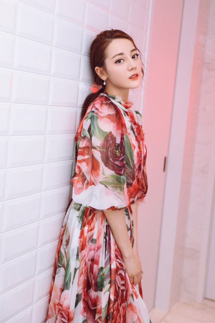 新疆美女明星迪丽热巴飘逸的鲜艳纱裙出席电影 2