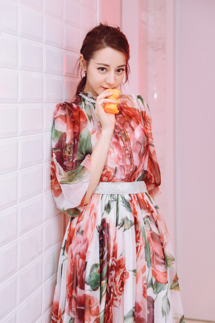 新疆美女明星迪丽热巴飘逸的鲜艳纱裙出席电影 3