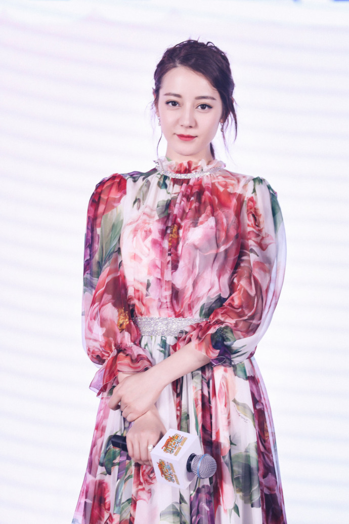 新疆美女明星迪丽热巴飘逸的鲜艳纱裙出席电影 5