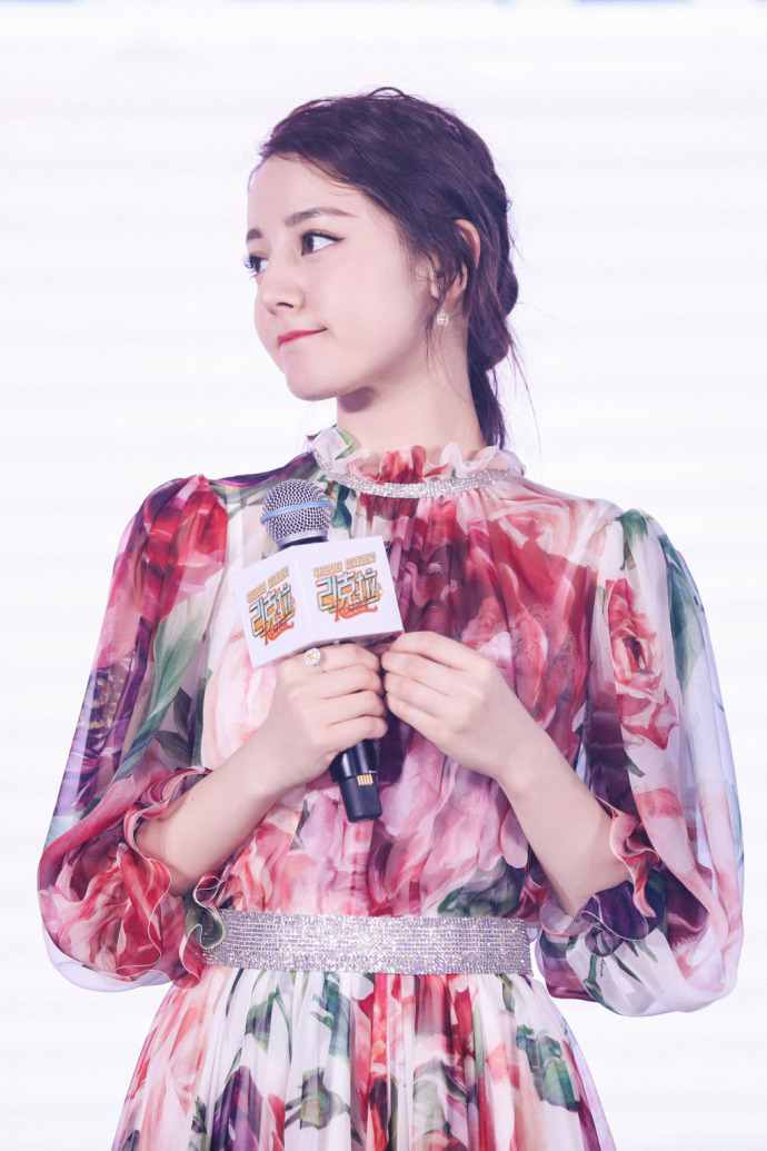 新疆美女明星迪丽热巴飘逸的鲜艳纱裙出席电影 6