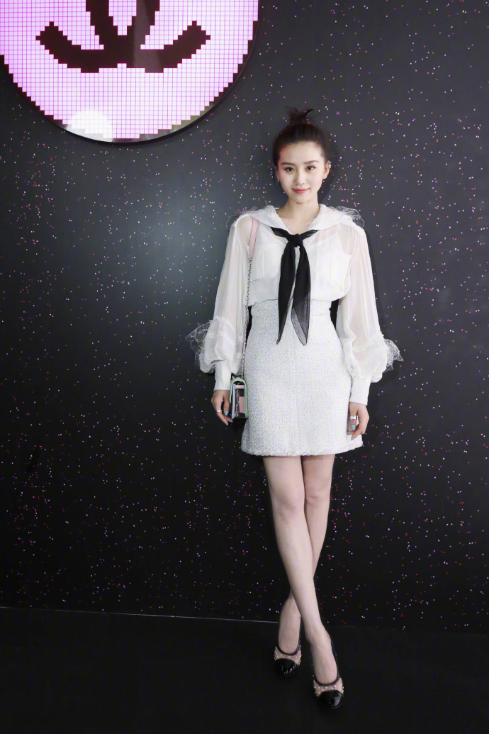 北京美女明星刘诗诗白色OL套装俏皮可爱图片 2