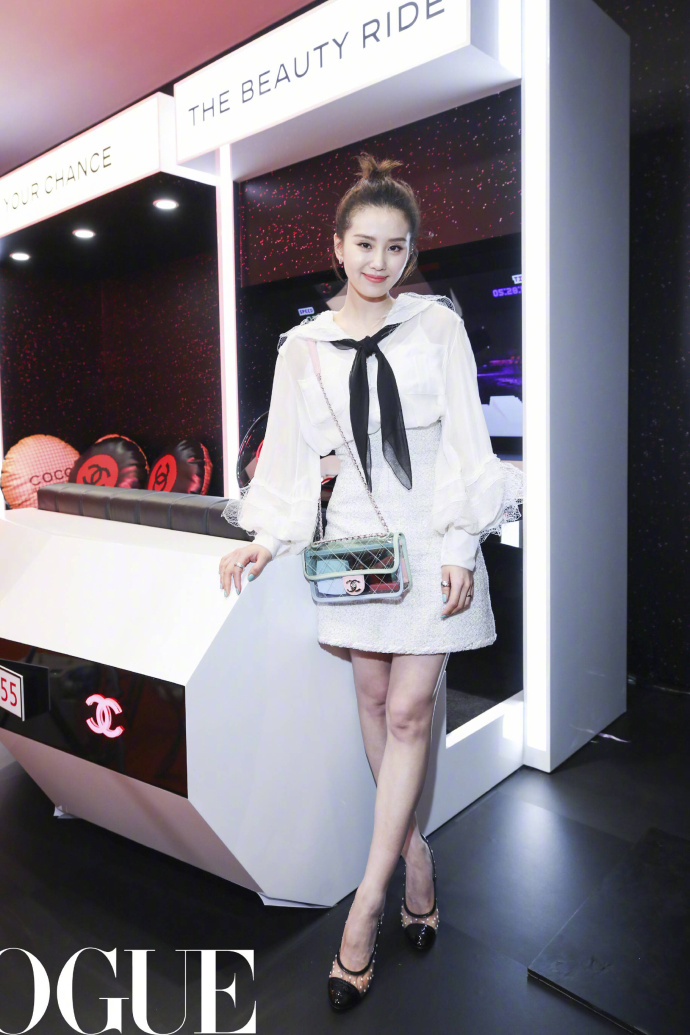 北京美女明星刘诗诗白色OL套装俏皮可爱图片 5