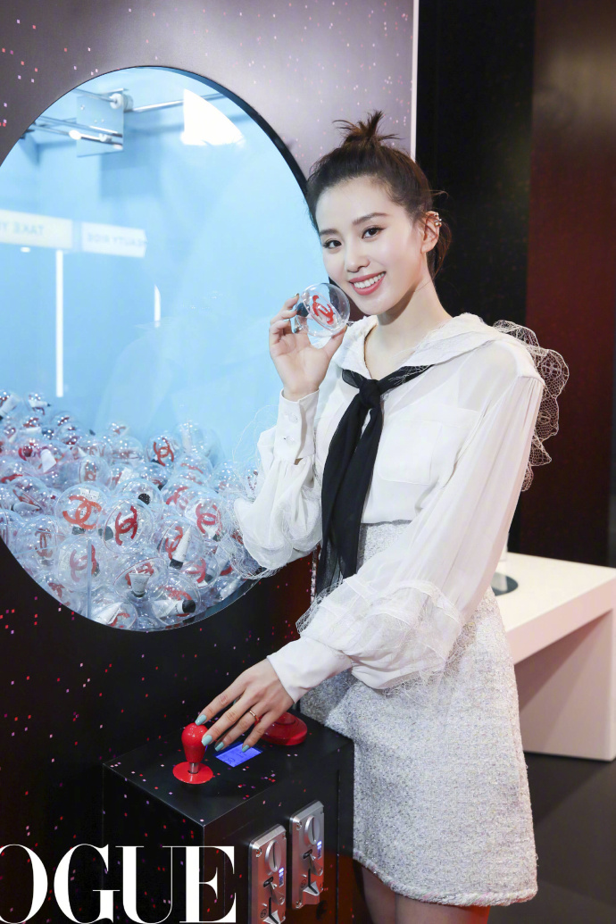 北京美女明星刘诗诗白色OL套装俏皮可爱图片 6