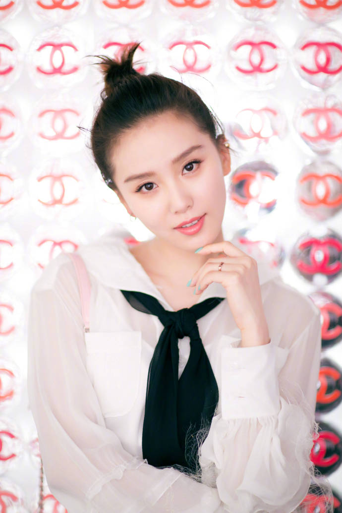 北京美女明星刘诗诗白色OL套装俏皮可爱图片 7