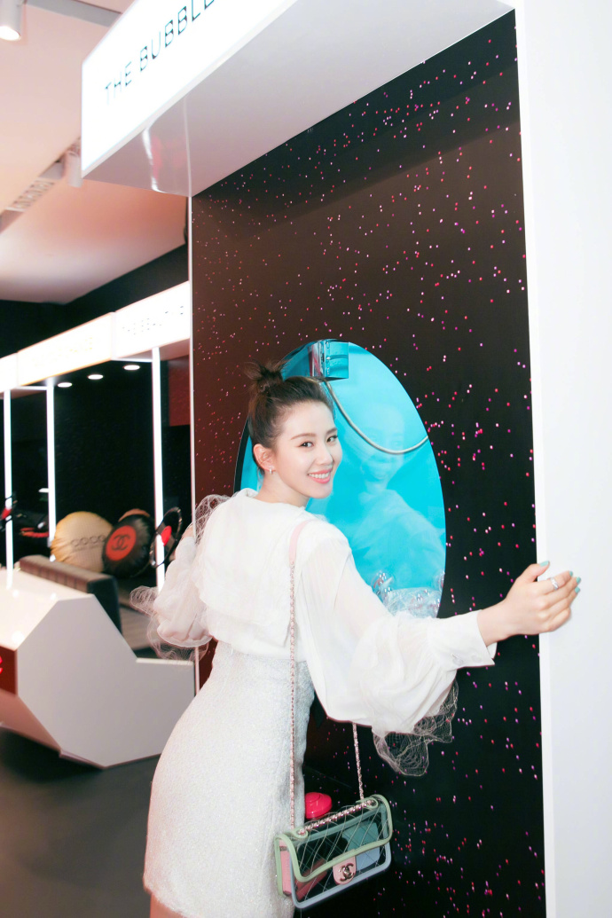 北京美女明星刘诗诗白色OL套装俏皮可爱图片 9