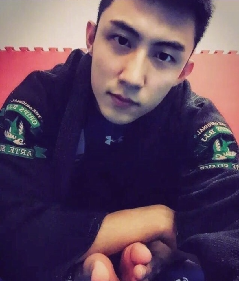 很多女生的理想型小鲜肉男明星帅哥黄景瑜图片 12