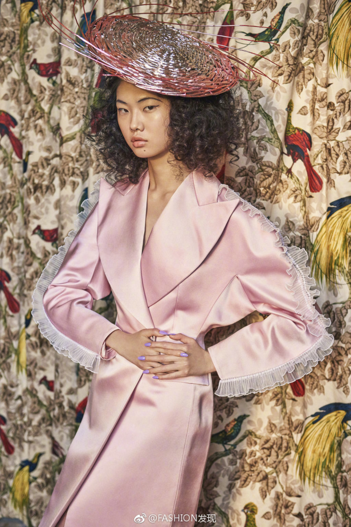 中国超模康斯佳登上 Vogue China 2018 3月刊封面大片 4