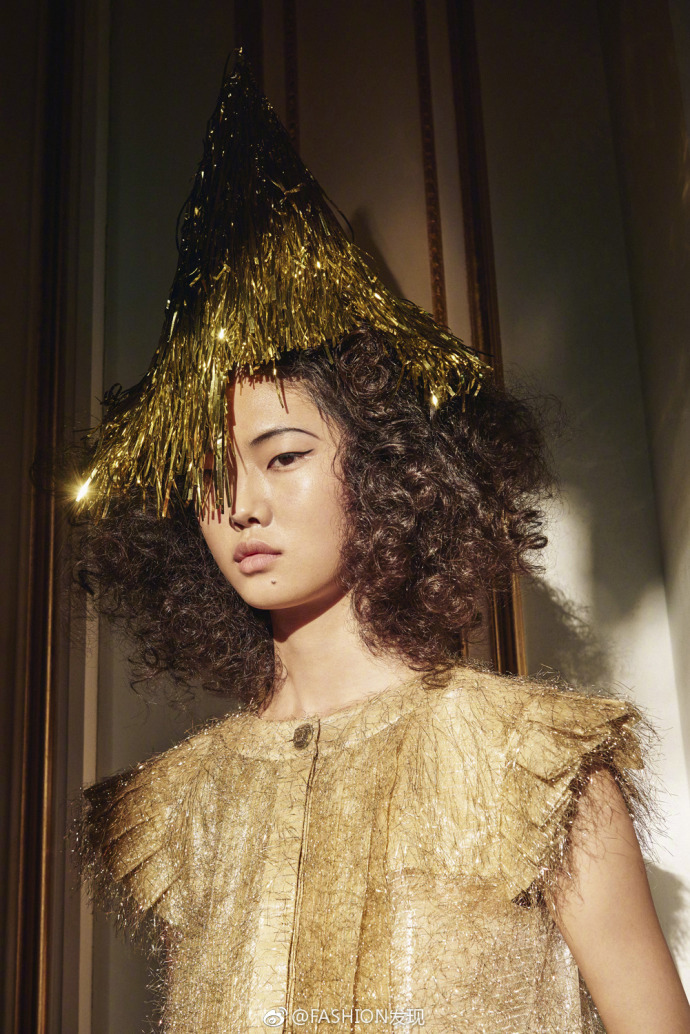 中国超模康斯佳登上 Vogue China 2018 3月刊封面大片 6