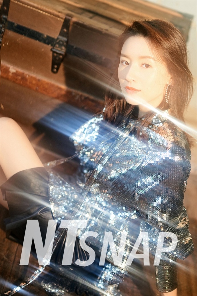 内地女演员董洁最新时尚写真集迷人随性清爽气 2