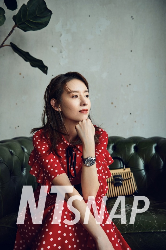 内地女演员董洁最新时尚写真集迷人随性清爽气 7