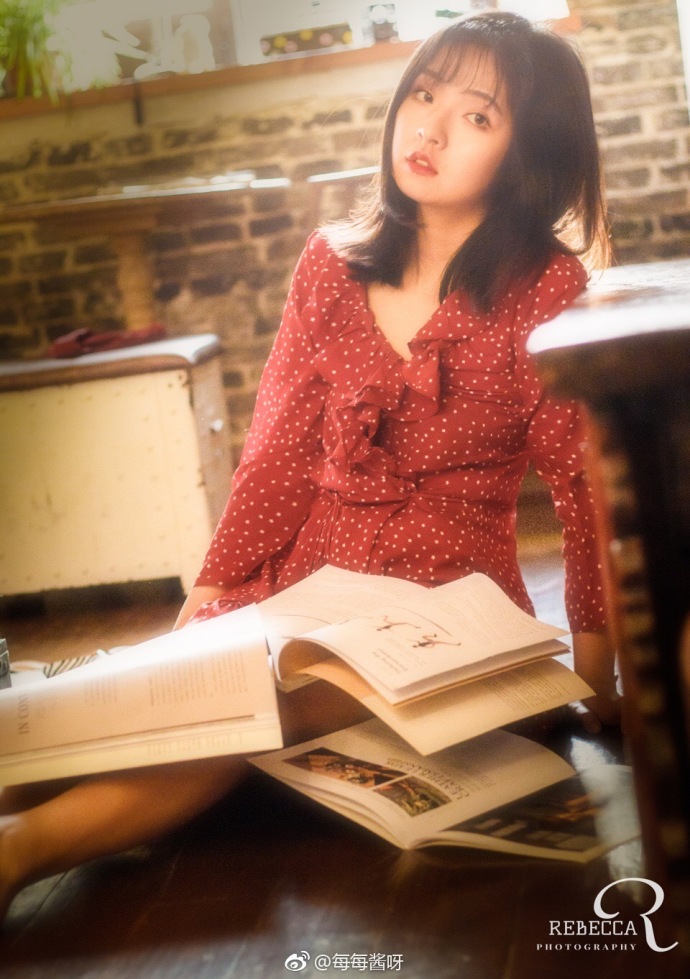 清纯美女琪琪红裙可爱写真 2
