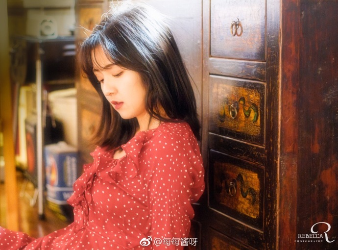 清纯美女琪琪红裙可爱写真 6