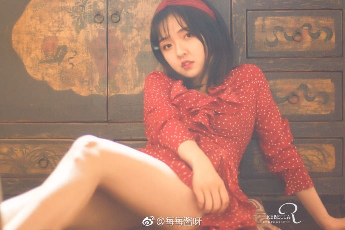 清纯美女琪琪红裙可爱写真 7