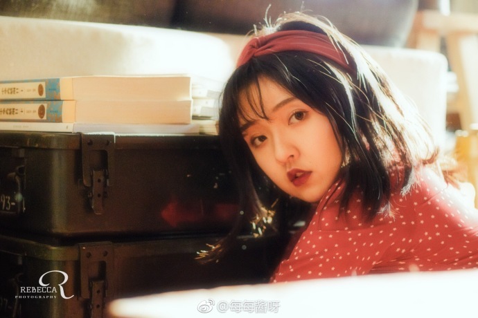 清纯美女琪琪红裙可爱写真 9