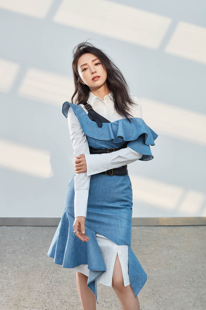 东北美女明星董璇复古花纹长纱裙风姿绰约时尚 2