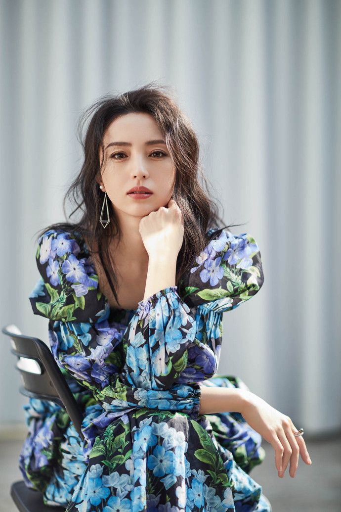 东北美女明星董璇复古花纹长纱裙风姿绰约时尚 3