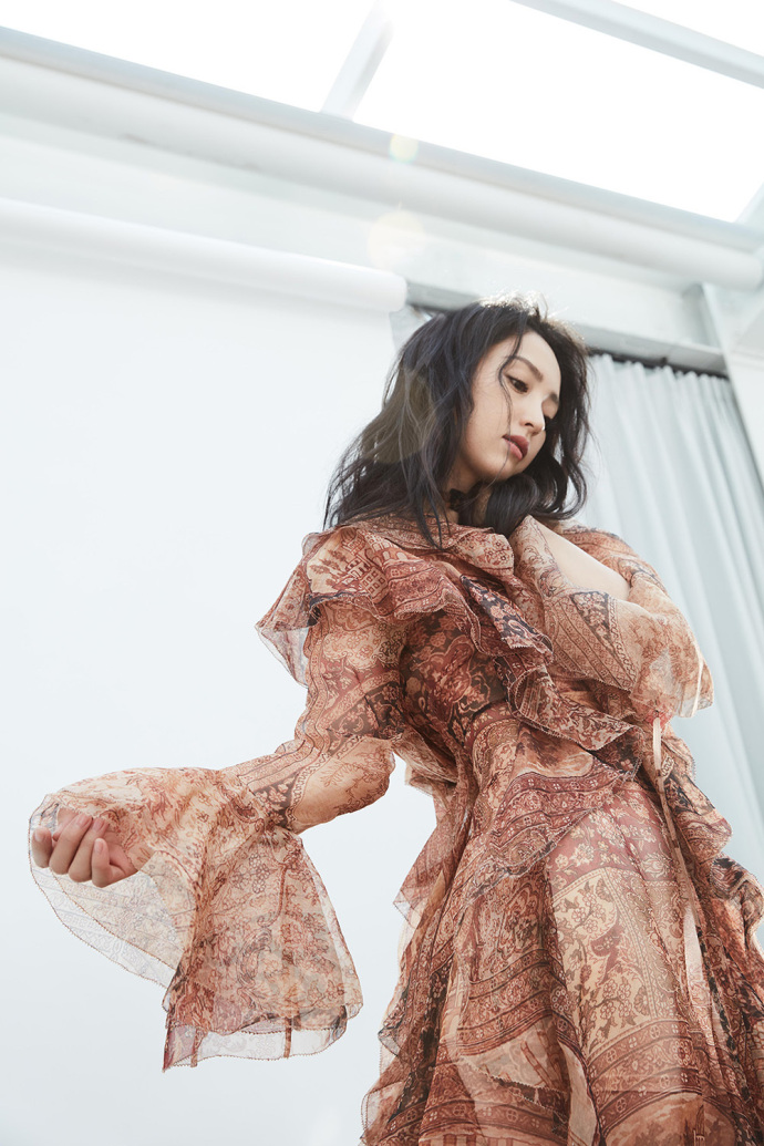 东北美女明星董璇复古花纹长纱裙风姿绰约时尚 4