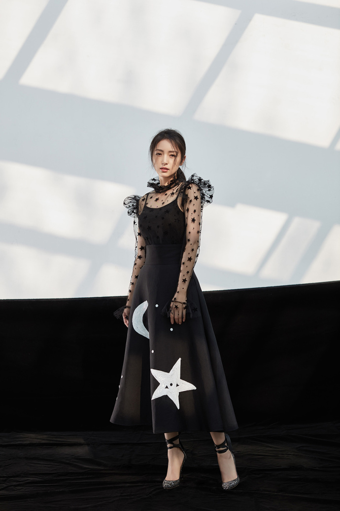 东北美女明星董璇复古花纹长纱裙风姿绰约时尚 6
