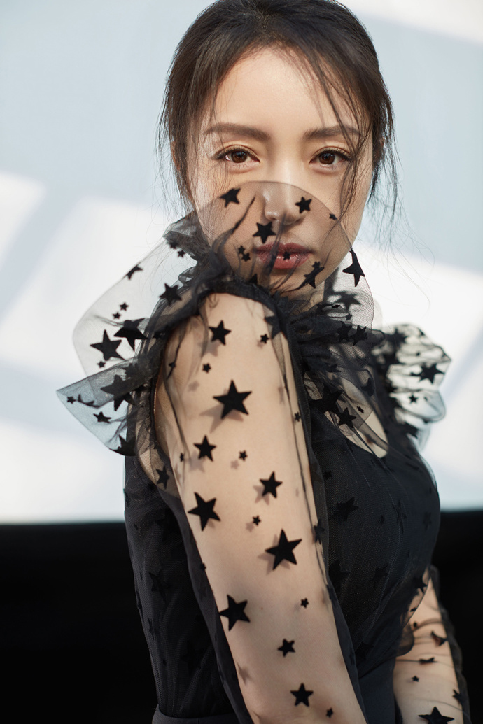 东北美女明星董璇复古花纹长纱裙风姿绰约时尚 8