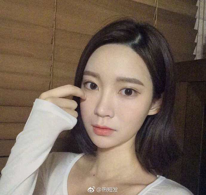 瓜子脸美女短发自拍照 3