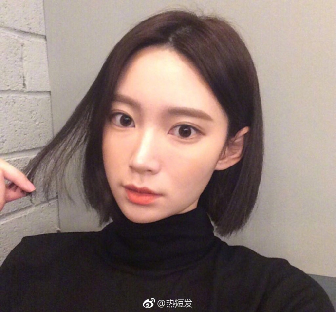 瓜子脸美女短发自拍照 6