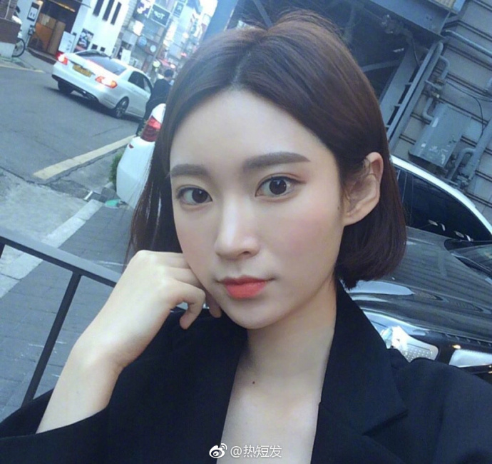 瓜子脸美女短发自拍照 7