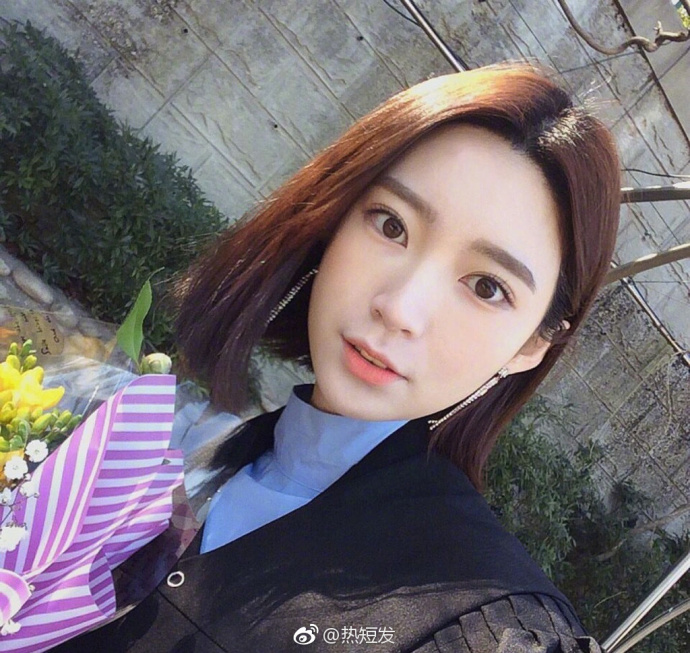 瓜子脸美女短发自拍照 8
