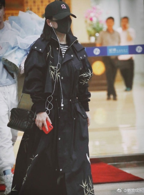 谢娜产后首露面回归《快本》全副武装现身机场 3
