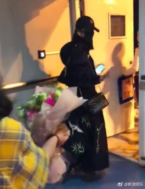 谢娜产后首露面回归《快本》全副武装现身机场 4