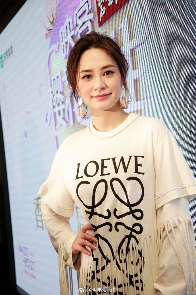 香港美女明星钟欣潼阿娇白色流苏裙搭配厚底鞋 3