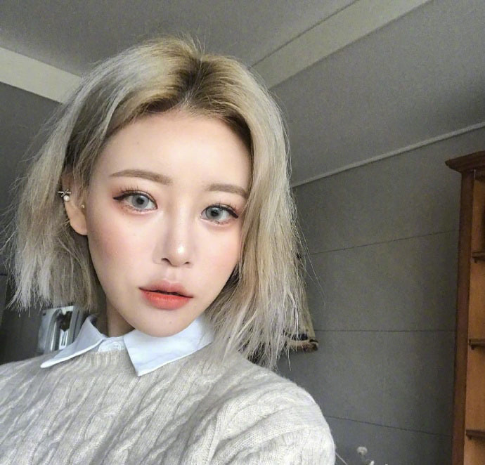 短发美女自拍_可盐可甜的浅色系短发发型参考
