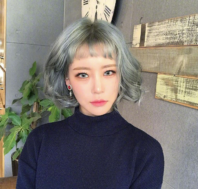 短发美女自拍_可盐可甜的浅色系短发发型参考 7