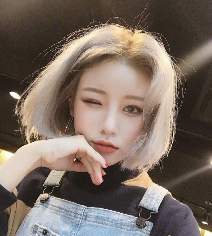短发美女自拍_可盐可甜的浅色系短发发型参考 9